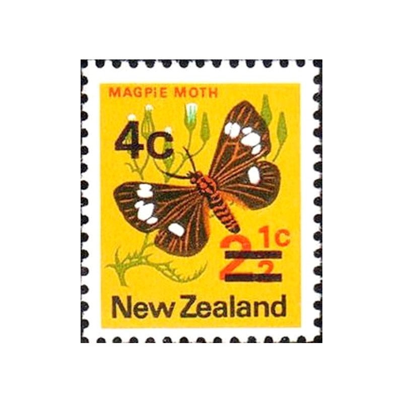 Selo postal da Nova Zelândia de 1971 Magpie Moth Surcharged 4 N