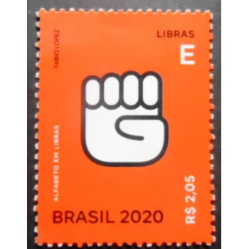 Selo postal do Brasil de 2020  - Letra E em Libras