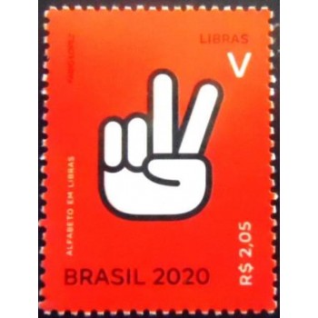 Selo postal do Brasil de 2020 - Letra V em Libras