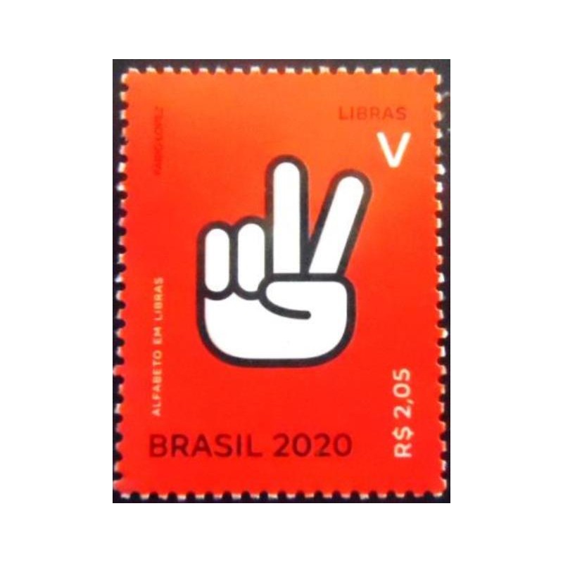 Selo postal do Brasil de 2020 - Letra V em Libras