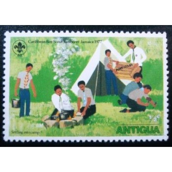 Selo postal de Antígua de 1977 Scouts Camping