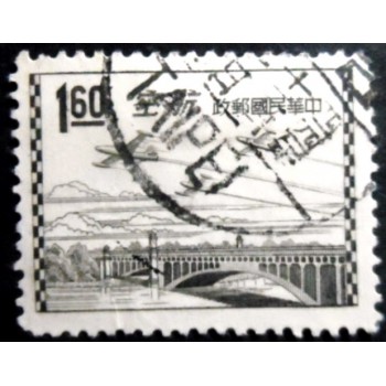 Selo postal de Taiwan de 1954 F-84G flying across the Chung-shan Bridge