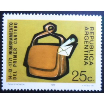 Selo postal da Argentina de 1972 Mailman's bag M