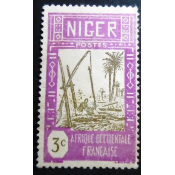 Selo postal do Niger de 1939 Drawing Water from Well