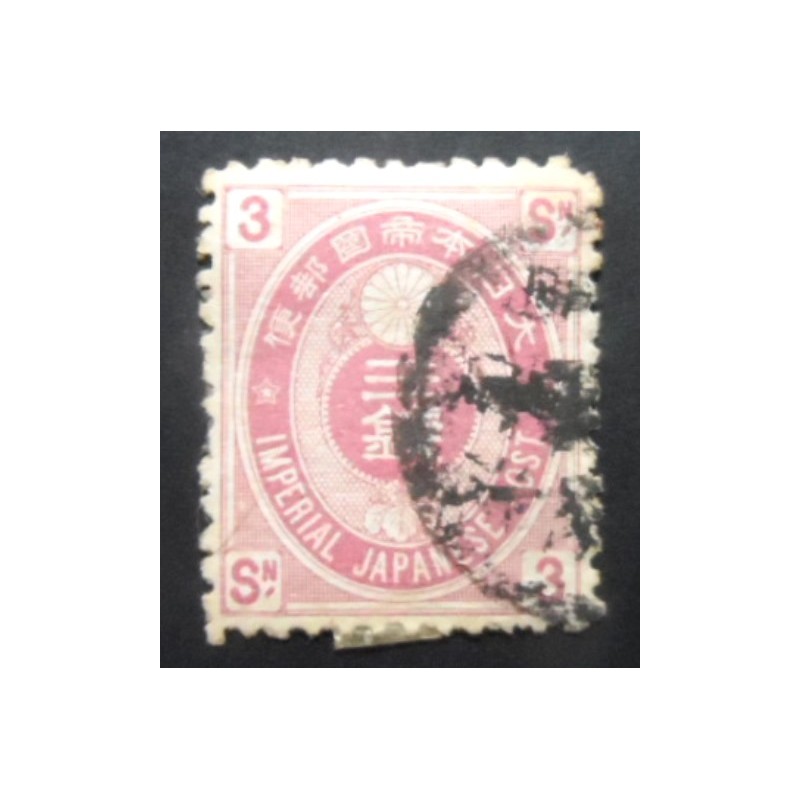 Imagem similar à do selo postal do Japão de 1892 Chrysanthemum Crest 3 sen rose