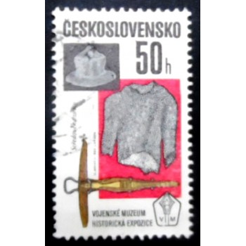 Selo postal da Tchecoslováquia de 1985 Helmet Mail Shirt and Crossbow