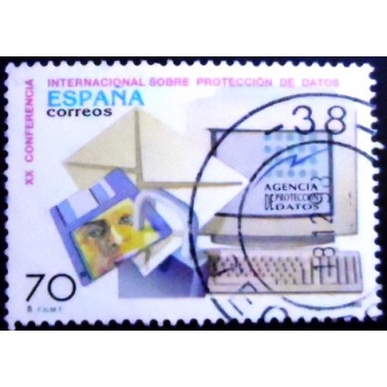 Imagem do selo postal da Espanha de 1998 Computer desk and letter