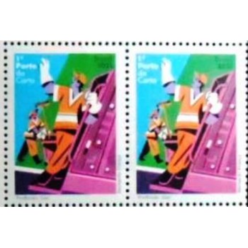 imagem do par de selos postais do Brasil de 2021 Gari