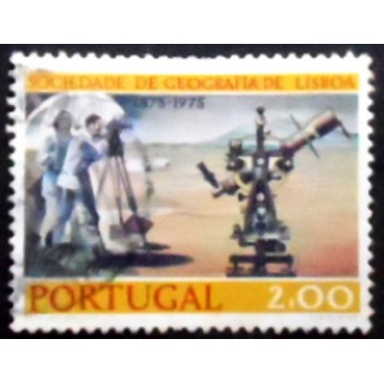 Imagem do selo postal de Portugal de 1975 Surveying the land